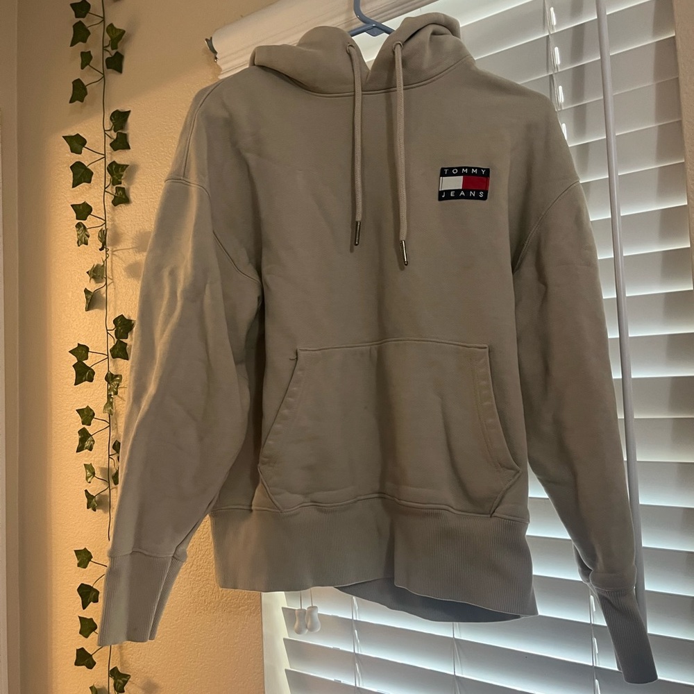 tan Tommy Hilfiger sweatshirt in men’s small